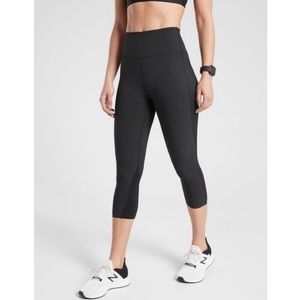 Athleta Medium Ultimate Dobby Mesh Capri